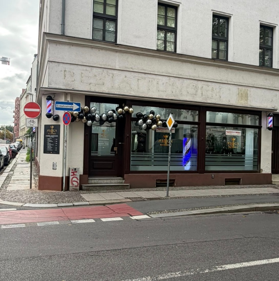 Straßenansicht mit dem Eingang zum MG Barbershop